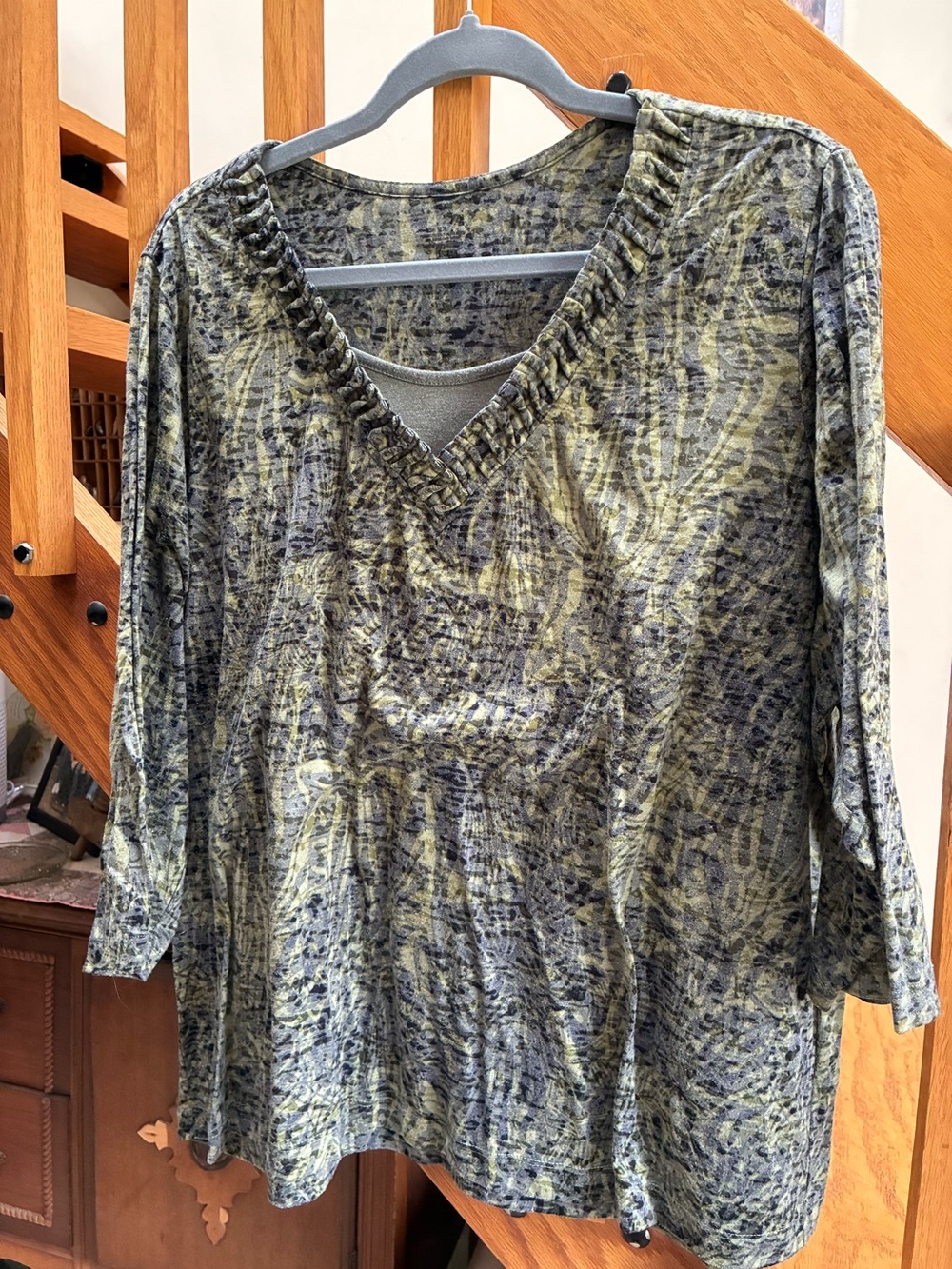 Women's V-Neck Patterned Long-Sleeve Top in Olive and Gray-Black 2X
